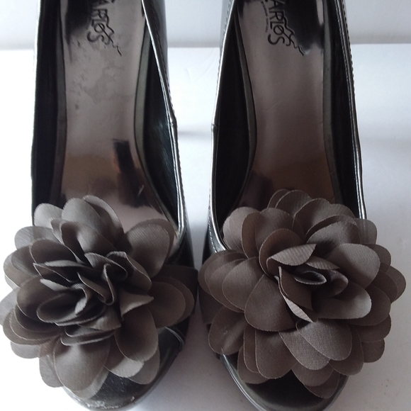 Carlos Santana Glossy Silver Bow Heels - Picture 3 of 8